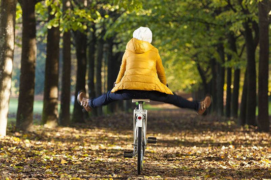 Frau auf Fahrrad im Herbst