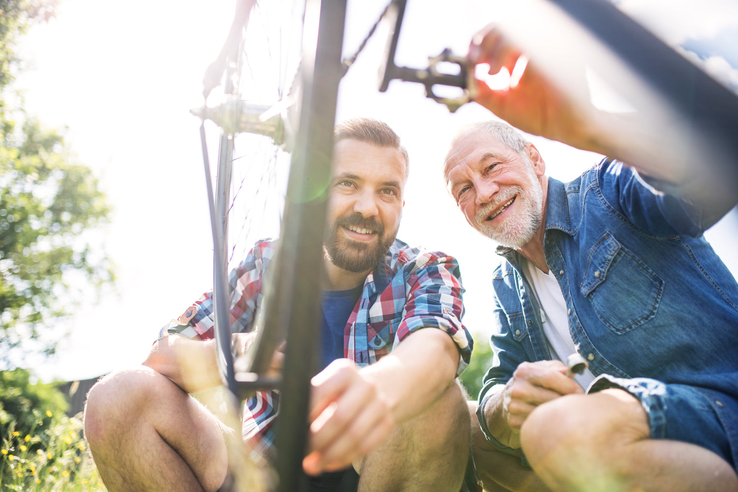 Vater und Sohn prüfen Fahrrad