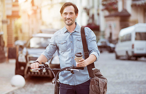 Fahrradfahrer schiebt Rad