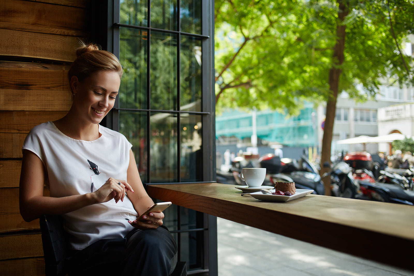 Frau in Cafe mit Smartphone