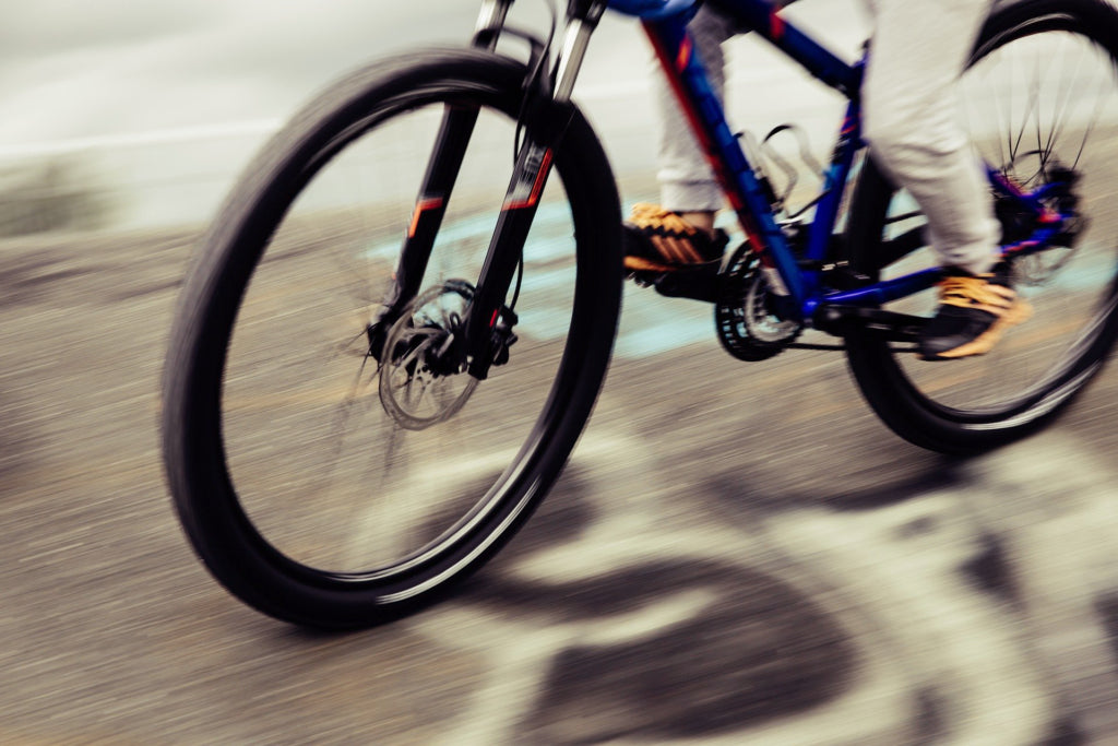 Mountainbike auf Straße in Fahrt