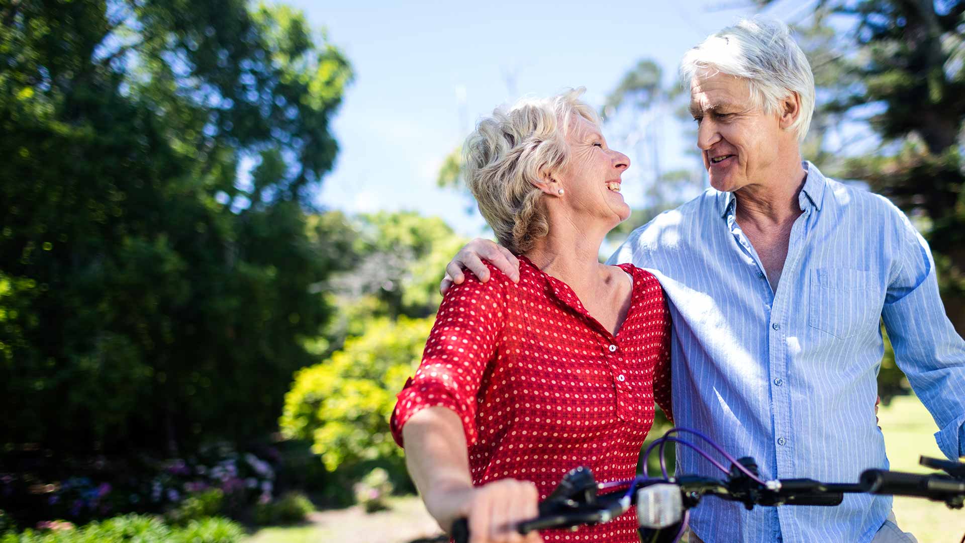 Mann und Frau glücklich mit Fahrrad